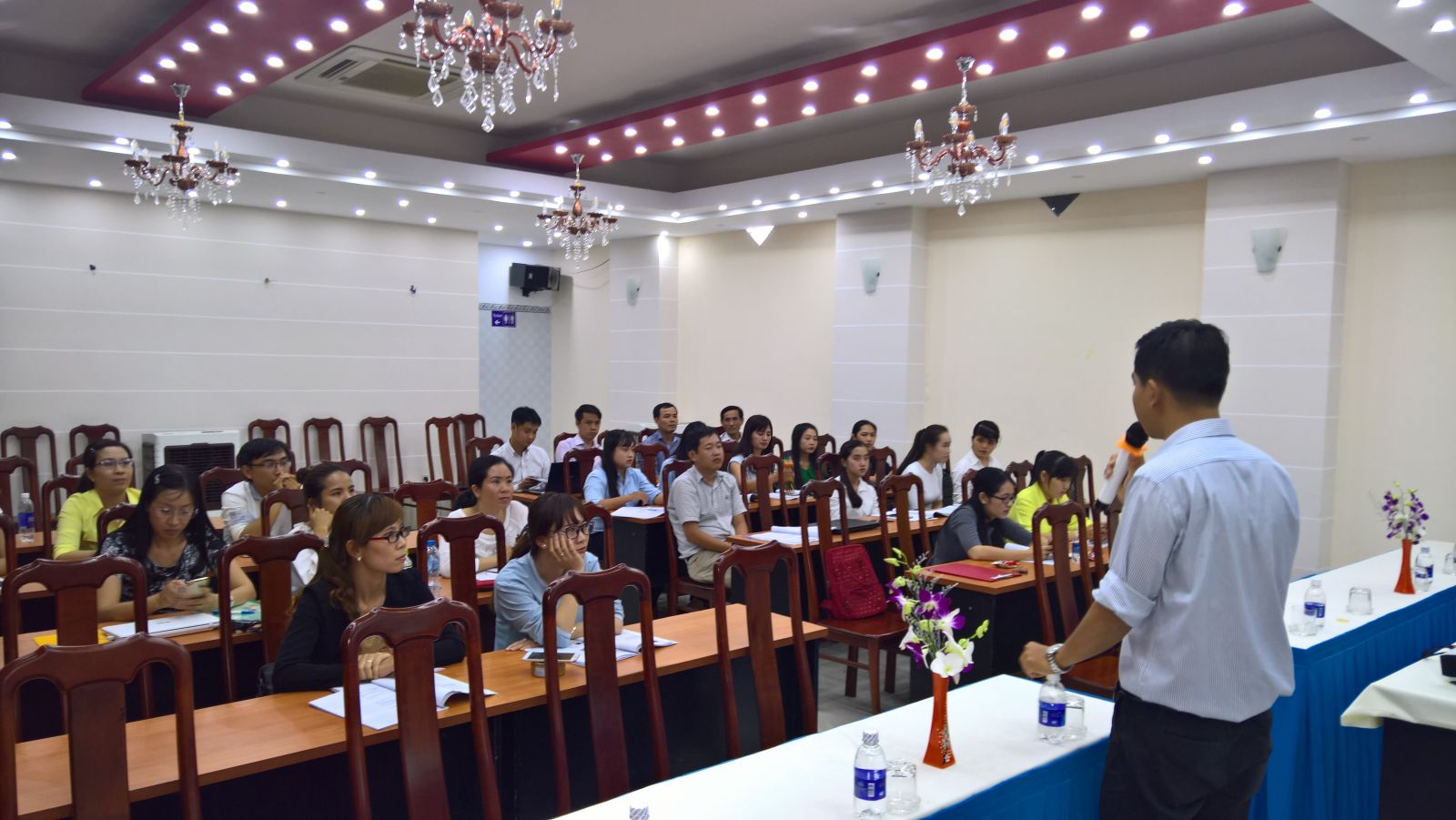 hoi truong long xuyen lop e marketing du lich an gian